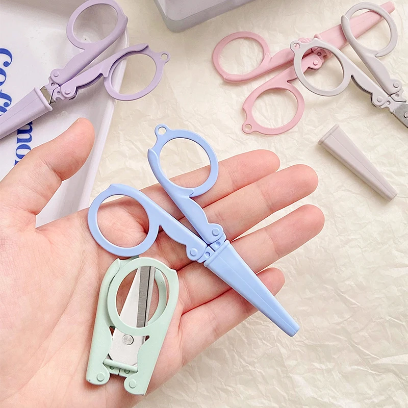 Stationery And Office Supply Chain - กรรไกรพับสีโมรันดีน่ารัก พกพาสะดวก พร้อมพวงกุญแจ มีดตัดกระดาษขนาดเล็ก เครื่องเขียนเกาหลี อุปกรณ์